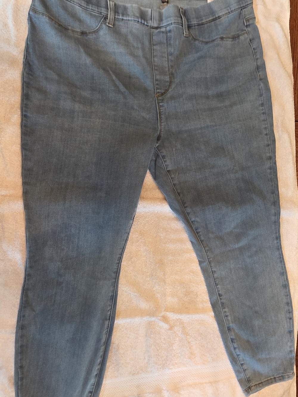 Judy Blue 22W Light-Wash Pull-On Jeans